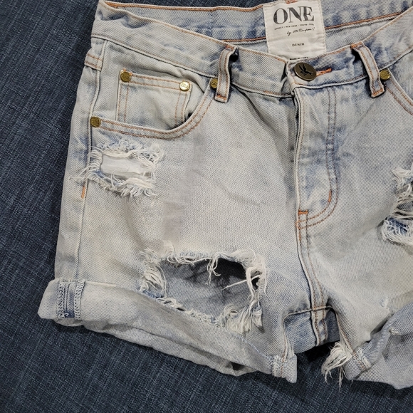 One Teaspoon Chargers Distressed Thrashed Denim Jean Shorts Size 26 - Picture 2 of 7